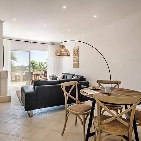 Apartment Modern And Spacious Two Bedroom